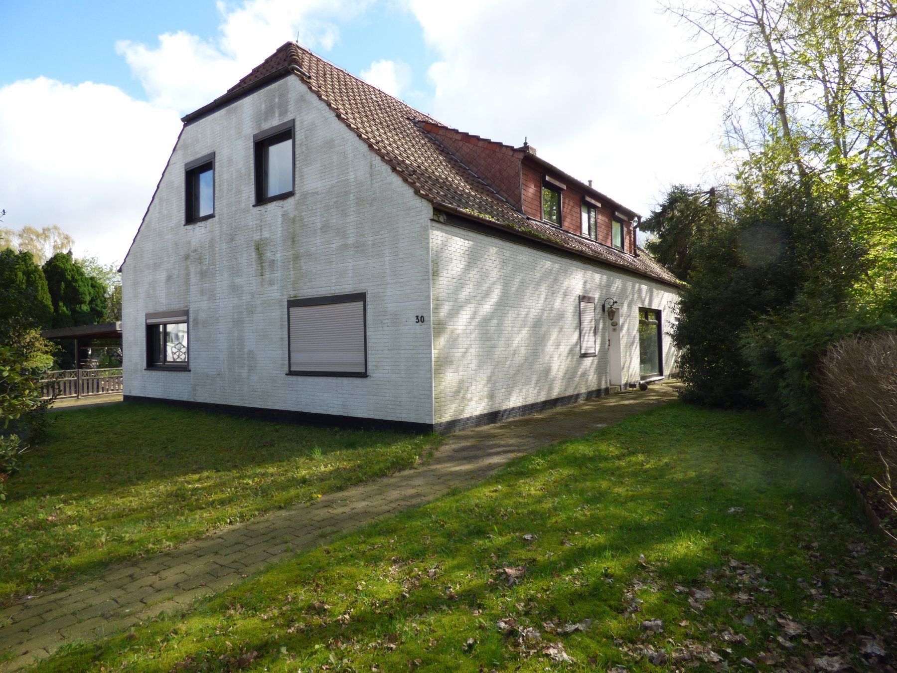 Geräumiges, freistehendes und bezugsfertiges 2-Familienhaus mit großem Garten, Carports, Garagen und Nebengebäude / Werkstatt